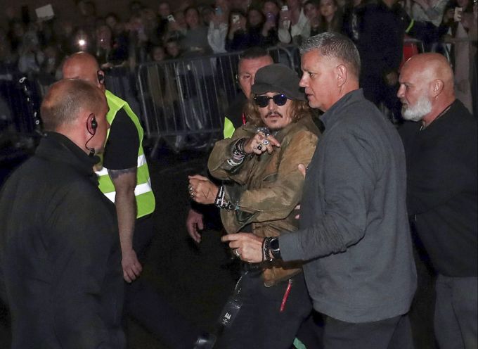Johnny Depp wird in England von Bodyguards begleitet. (AP Photo/Scott Heppell).Johnny Depp Britain Johnny Depp