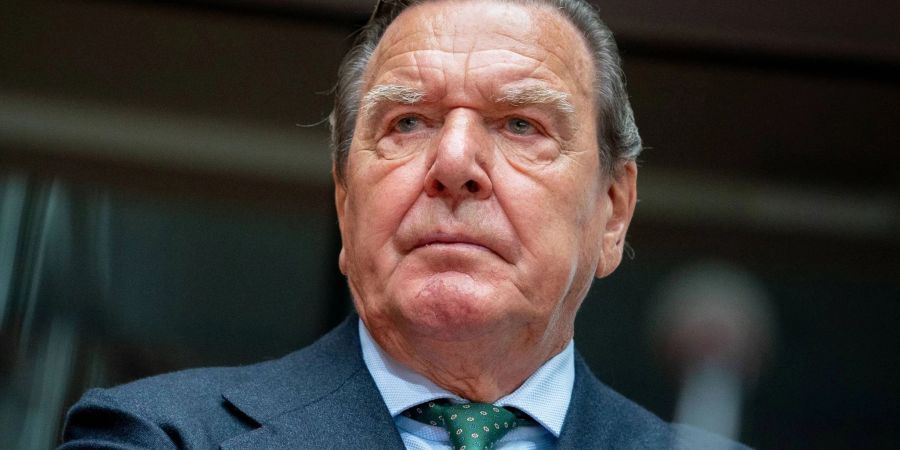 Altkanzler Gerhard Schröder (SPD) wird in Deutschland immer heftiger kritisiert.