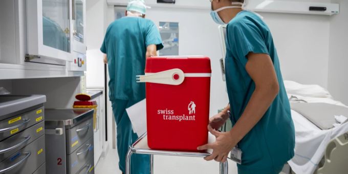 Eine Kühlbox für den Organtransport steht bereit im Universitätsspital Genf, April 2022. (Gestelltes Bild) Organspende Transplantationsgesetz