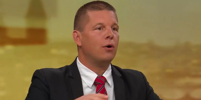 Erich Hess findet, man sollte die Mehrwertsteuer auf alle Hygieneprodukte senken und nicht nur auf Menstruationsartikel. Im Nationalrat stimmte er jedoch gegen einen solchen Antrag. Erich Hess Menstruation