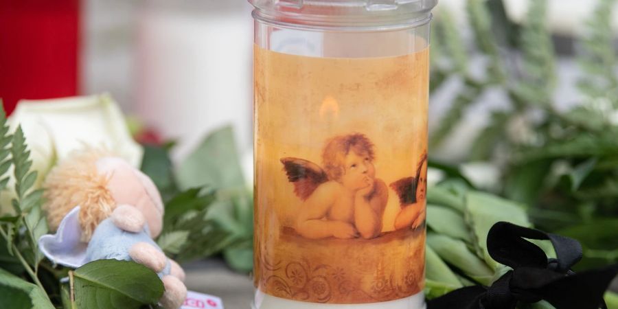 Blumen und Kerzen erinnern an den gewaltsamen zweier Kinder in Haunau.