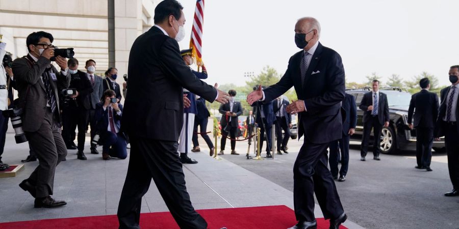 US-Präsident Joe Biden (r) trifft den südkoreanischen Präsidenten Yoon Suk Yeol im Volkshaus in Seoul.