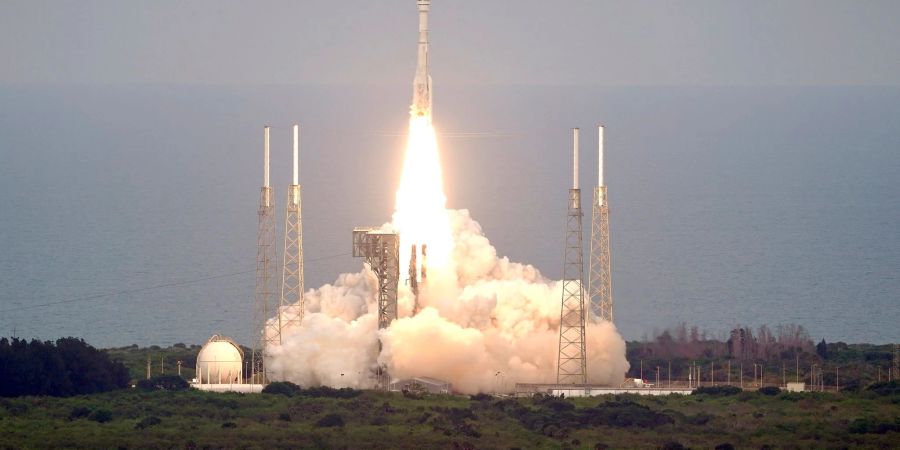 Eine United Launch Alliance Atlas V-Rakete mit der Boeing Starliner-Besatzungskapsel hebt ab.