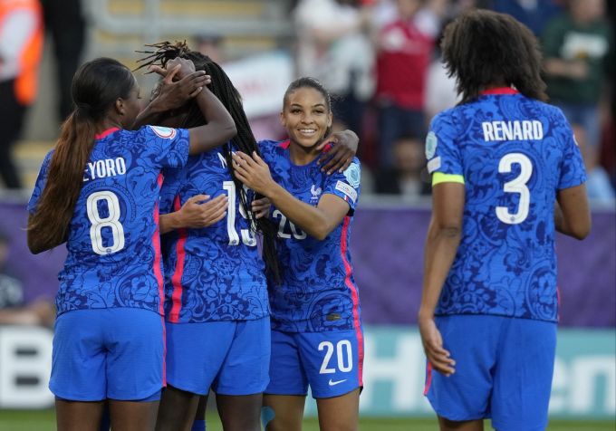 Die Spielerinnen von Frankreich feiern ein Tor gegen Belgien an der EM 2022. Frankreich Belgien EM 2022