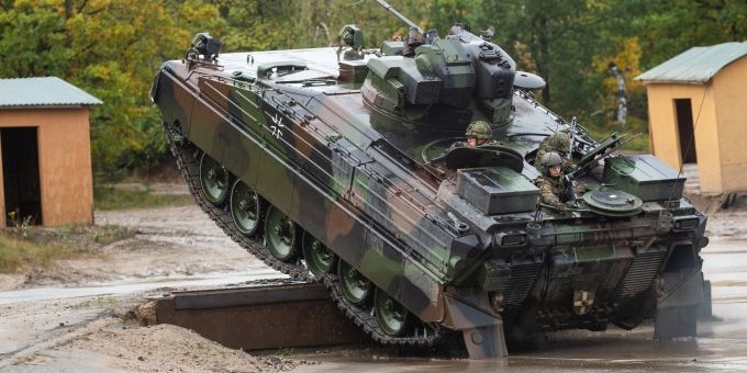 Der Unions-Vorschlag fordert die Bundesregierung auf, schwere Waffen für die Ukraine bereitzustellen. Der Unions-Vorschlag fordert die Bundesregierung auf, schwere Waffen für die Ukraine bereitzustellen.