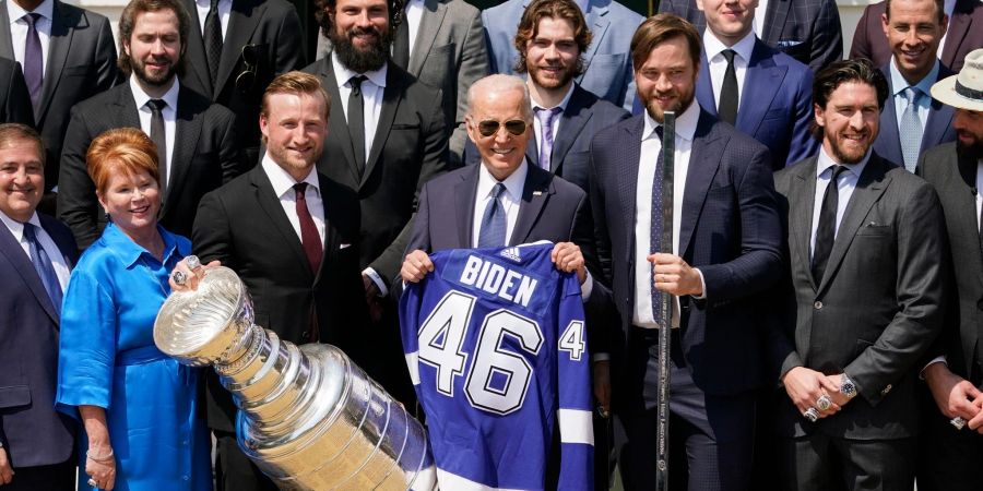 US-Präsident Joe Biden (M) und das Eishockey-Teams der Tampa Bay Lightning im Weissen Haus.