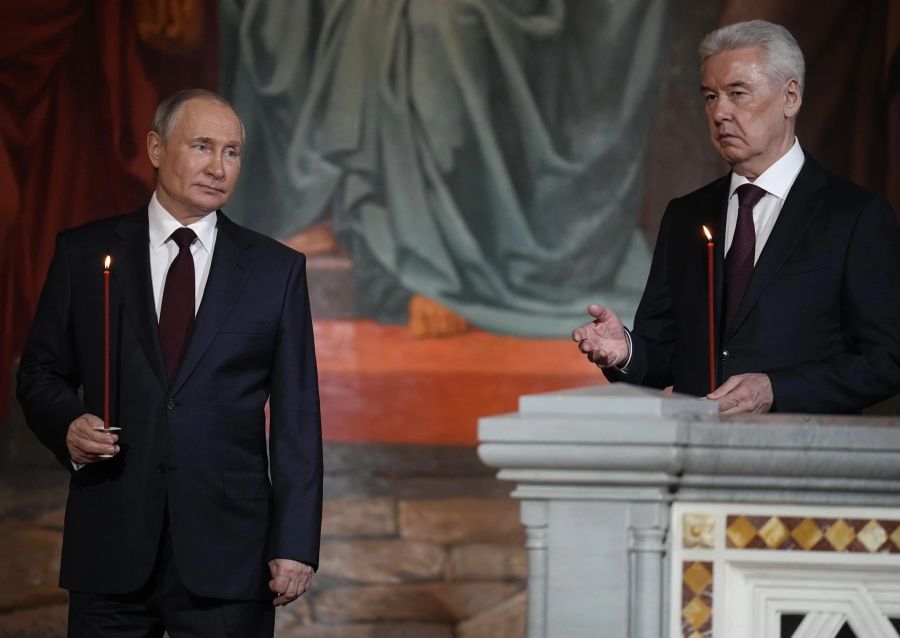 Der russische Präsident (l.) und Moskaus Bürgermeister Sergej Sobjanin nehmen am orthodoxen Ostergottesdienst in der Christ-Erlöser-Kathedrale in Moskau teil.