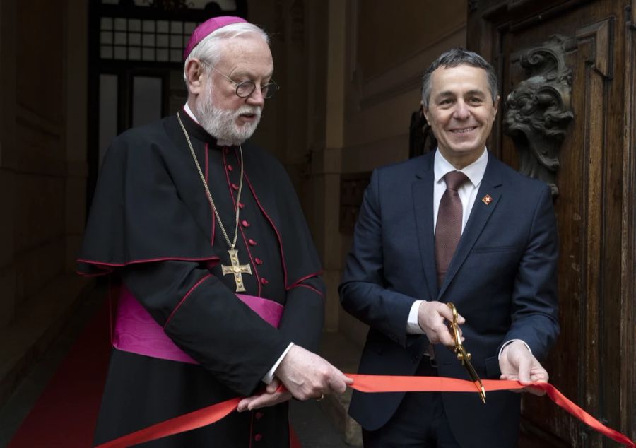 Erzbischof Paul Richard Gallagher und Bundespräsident Ignazio Cassis durchschneiden das Band vor der künftigen Schweizer Botschaft beim Vatikan.