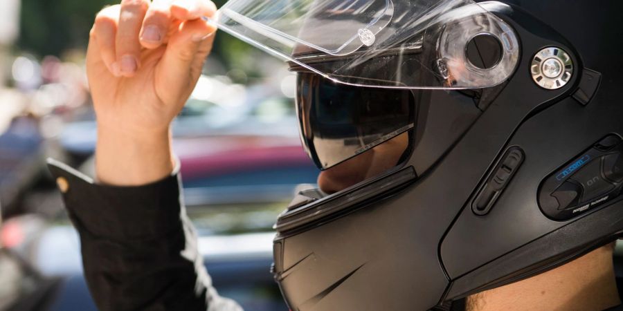 Bei Bedarf nutzbar: eine Zusätzliche Sonnenblende beim Motorradhelm.