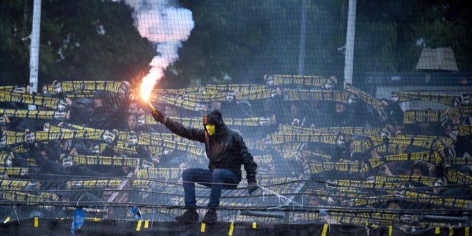 Ein Fan des BSC Young Boys zündet in Lugano am 7. Mai 2022 einen Feuerwerkskörper. BSC Young Boys