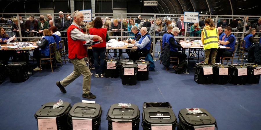 Wahlhelfer beginnen mit der Auszählung der Stimmen bei den Wahlen zum nordirischen Parlament.