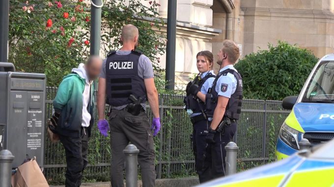 Die Polizei nimmt den Mann fest, der mutmasslich den Kopf vor das Landgericht gelegt hat. Bonn