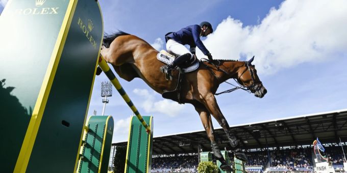 Der Springreiter Daniel Deusser überspringt ein Hindernis beim CHIO in Aachen. (Archivbild) chio aachen