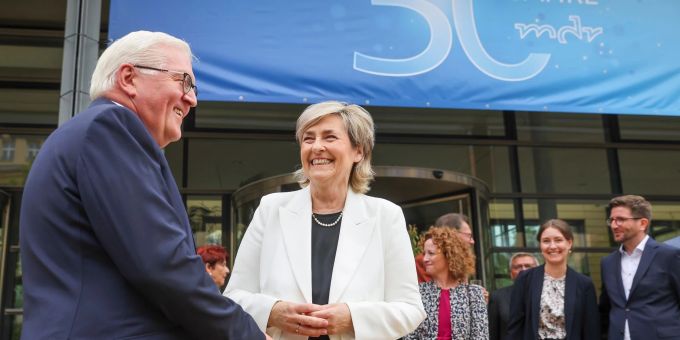 Karola Wille, Intendantin des Mitteldeutschen Rundfunks, begrüsst Frank-Walter Steinmeier, Bundespräsident, vor einem Festakt zum 30. Jubiläum des MDR in Leipzig. Karola Wille, Intendantin des Mitteldeutschen Rundfunks, begrüsst Frank-Walter Steinmeier, Bundespräsident, vor einem Festakt zum 30. Jubiläum des MDR in Leipzig.