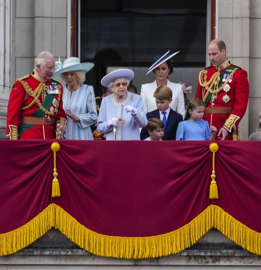 Die Queen winkte heute Donnerstag wieder vom Royal-Balkon aus.