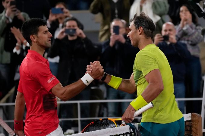 Novak Djokovic (l) gratuliert Rafael Nadal zum Sieg. Djokovic und Nadal