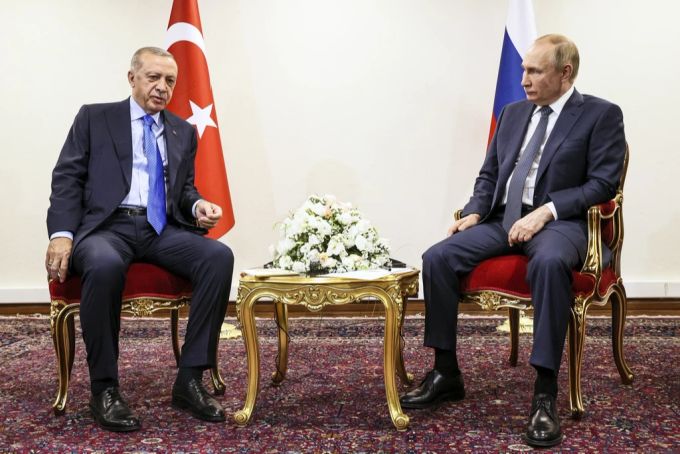 Nachdem er auf Erdogan warten musste, sieht Putin bei dem Treffen mit dem türkischen Präsidenten recht angespannt aus. Putin Erdogan