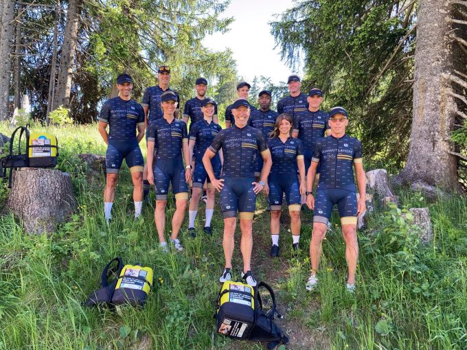 Das FahrerIinnen-Team der AlpenChallenge vom 12. Juni 2022. Radfahrer-Team im Wald