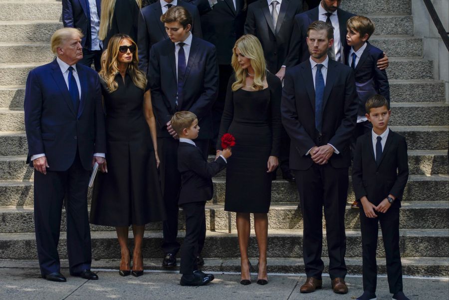 Donald Trump und Melania Trump erweisen Ivana die letzte Ehre. Daneben: Barron Trump, Ivanka Trump und Eric Trump.