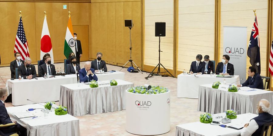 Joe Biden (vorne, 2.v.l), Präsident der USA, spricht neben Anthony Albanese (vorne, l), Premierminister von Australien, Narendra Modi (2.v.r), Premierminister von Indien, und Fumio Kishida (3.v.r), Ministerpräsident von Japan, bei einem Gipfeltreffen der «Quad»-Gruppe. Foto: Yuichi Yamazaki/Getty Images AsiaPac Pool/AP/dpa