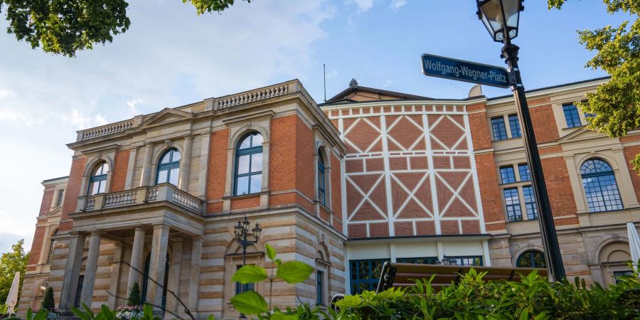 Wolken ziehen über das Bayreuther Festspielhaus. Kurz vor dem Start überschatten Sexismusvorwürfe die Festspiele.