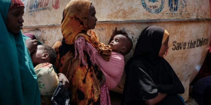 Ausgabe von Nahrungsmitteln in Somalia Ausgabe von Nahrungsmitteln in Somalia