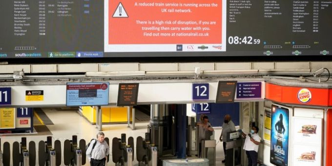 Hitzewarnung am Bahnhof Victoria in London