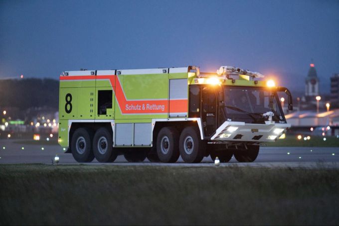 Wenn es schnell gehen muss, ist auch Beschleunigung ein wichtiges Thema. Deswegen beschleunigen die Ziegler Z8, die zur Zeit am Flughafen Zürich im Einsatz sind, in 23 Sekunden von 0 auf 80 km/h. Absolute Spitzenwerte, wenn man bedenkt, dass die Maschinen gut 50 Tonnen schwer sind. Schweiz Flughafen Feuerwerhr