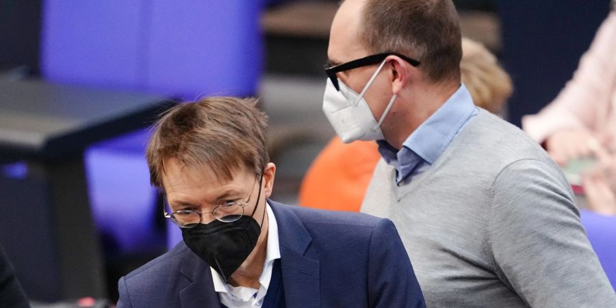 Karl Lauterbach (l) und Janosch Dahmen im Bundestag.