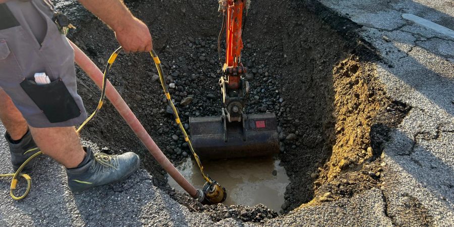 Feuerwehr und Gemeinde suchen nach dem Auslöser. Augenzeugen vermuten einen Rohrbruch. (Symbolbild)