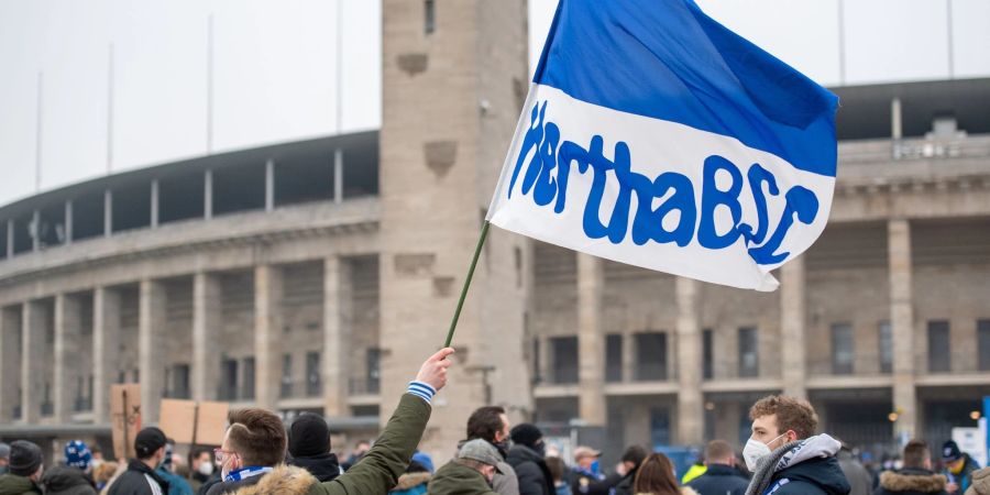 Hertha Fans versammeln sich vor dem Olympiastadion.