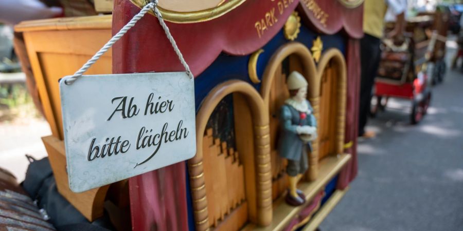 An einer Drehorgel beim 41. Internationalen Drehorgelfest bei einer Parade auf dem Kurfürstendamm.