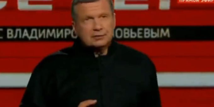 Ein russischer Propaganda-Moderator wettert im Staats-TV gegen Deutschlands Kanzler Olaf Scholz. ukraine krieg