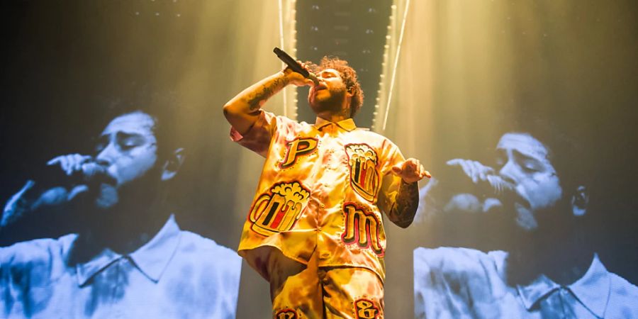 ARCHIV - Post Malone, RB-Sänger und Rapper, in der Barclaycard Arena zu Beginn seiner Deutschlandtour 2019. Sein neues Album «Twelve Carat Toothache» soll am 03.06.2022 erscheinen. Foto: Daniel Bockwoldt/dpa