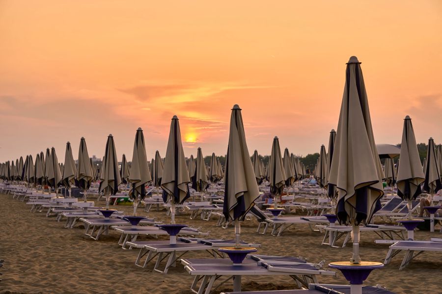 Reihen von Sonnenschirmen und Liegestühlen erwarten normalerweise die Besucher am Strand von Bibione (I).