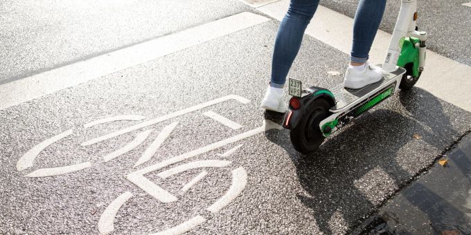 Wer auf einen E-Scooter steigt, sollte die Verkehrsregeln kennen. Wer auf einen E-Scooter steigt, sollte die Verkehrsregeln kennen.