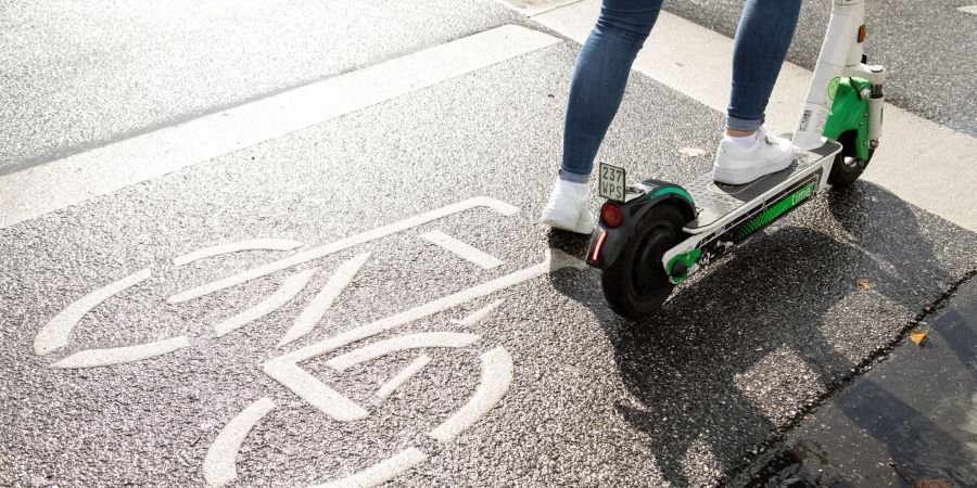 Wer auf einen E-Scooter steigt, sollte die Verkehrsregeln kennen.