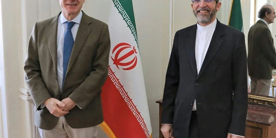 Enrique Mora (li.) mit Bagheri in Teheran