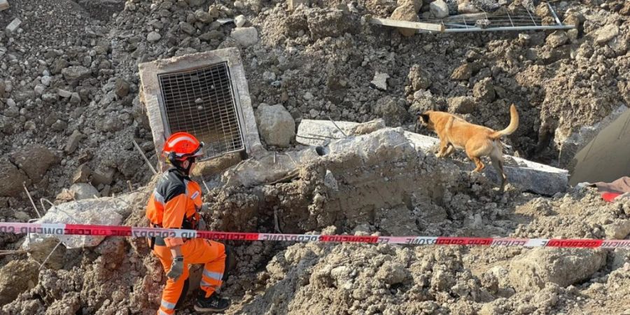 Alle drei Arbeiter, die am Donnerstag beim Einsturz einer Baugrube in Feusisberg verschüttet wurden, sind tot geborgen worden.