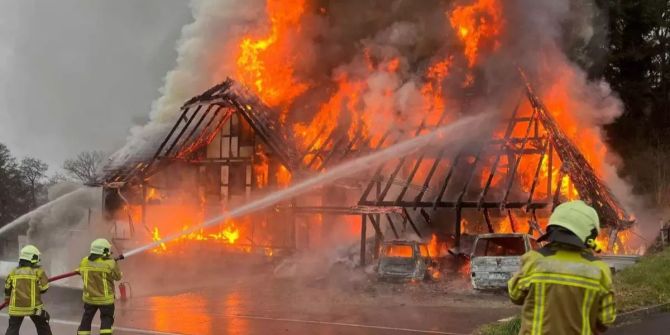 Bauernhaus in Vollbrand.