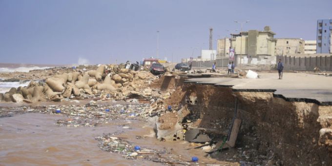 Eine Küstenstrasse ist nach schweren Überschwemmungen in Darna eingestürzt. Foto: Libysche Regierung/AP/dpa - ACHTUNG: Nur zur redaktionellen Verwendung und nur mit vollständiger Nennung des vorstehenden Credits Eine Küstenstrasse ist nach schweren Überschwemmungen in Darna eingestürzt. Foto: Libysche Regierung/AP/dpa - ACHTUNG: Nur zur redaktionellen Verwendung und nur mit vollständiger Nennung des vorstehenden Credits