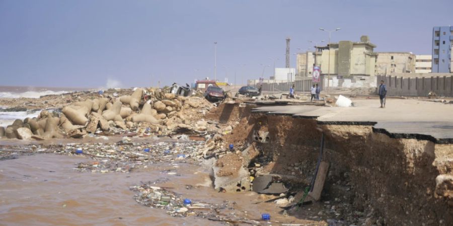 Eine Küstenstrasse ist nach schweren Überschwemmungen in Darna eingestürzt. Foto: Libysche Regierung/AP/dpa - ACHTUNG: Nur zur redaktionellen Verwendung und nur mit vollständiger Nennung des vorstehenden Credits