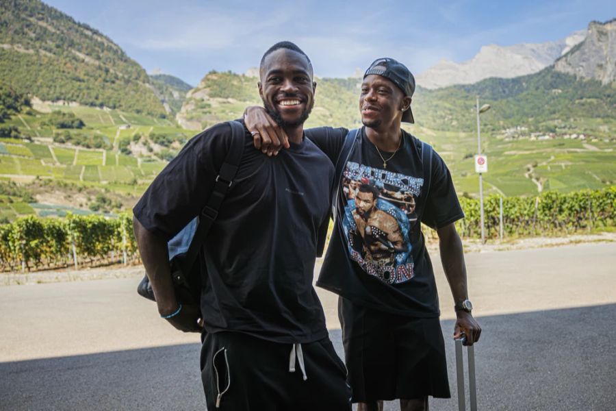 Yvon Mvogo und Denis Zakaria (r.) freuen sich, sich wiederzusehen.