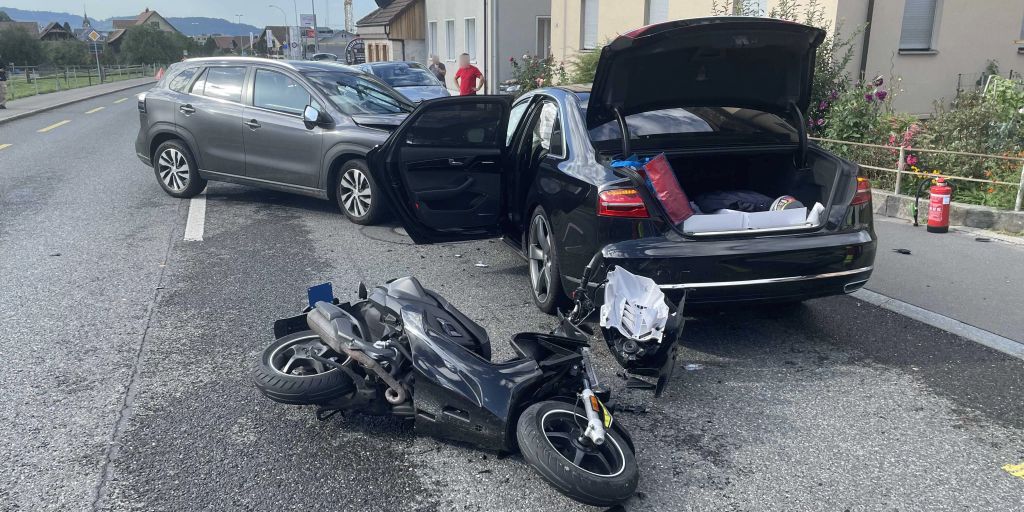 Kollision In Arth Sz Autofahrer 59 Ins Spital Geflogen 0067