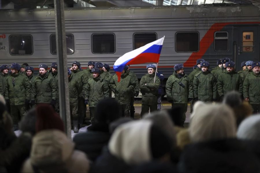 Nachdem Putin zur Mobilisation in den Ukraine Krieg aufrief, hielten Soldaten eine Zeremonie in Tyumen Russland.