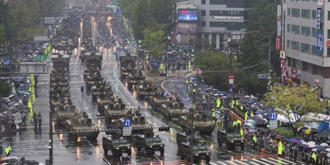 Zahlreiche Militärfahrzeuge bei der ersten großen Militärparade Südkoreas seit zehn Jahren. Südkorea Nordkorea Parade Militär