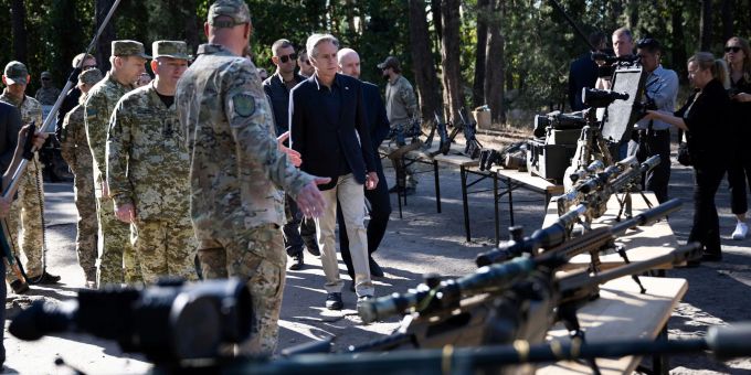 US-Aussenminister Antony Blinken bei einem Rundgang durch ein ehemaliges Kommandobüro in Kiew. Die USA stellen der Ukraine erneut Militärhilfe zur Verfügung. US-Aussenminister Antony Blinken bei einem Rundgang durch ein ehemaliges Kommandobüro in Kiew. Die USA stellen der Ukraine erneut Militärhilfe zur Verfügung.