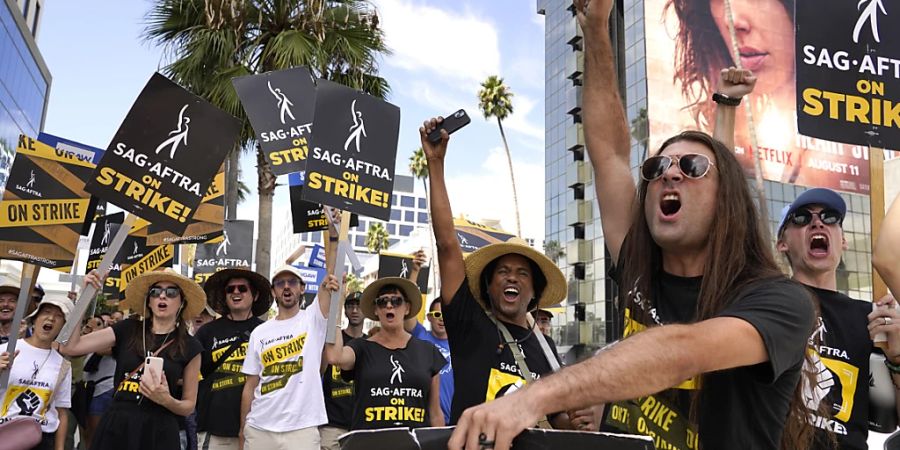 SAG-AFTRA-Mitglieder streiken vor dem Netflix-Hauptquartier in Los Angeles. Foto: Chris Pizzello/Invision/AP/dpa