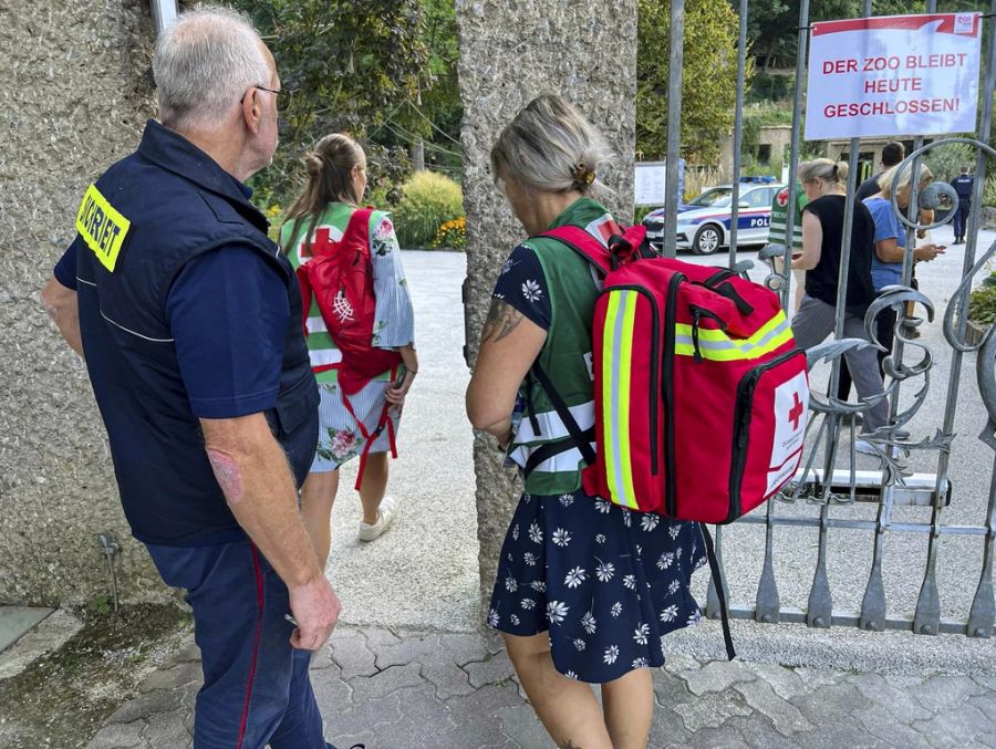 Rettungssanitäter kommen im Zoo Hellbrunn an.