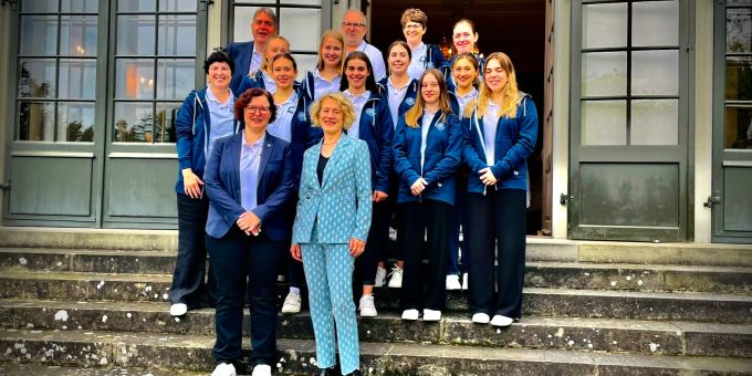 Die Stadt Zürich ehrt die Frauen des ZSC Lions für die Erfolge in der Saison 2022/2023. Ehrung der Frauen des ZSC Lions
